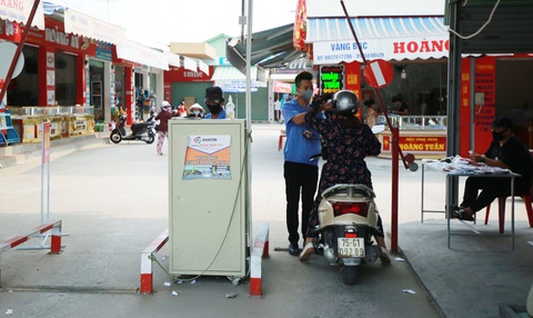 Muốn vào chợ phải mang khẩu trang, đo thân nhiệt phòng dịch COVID-19 - Ảnh 3. Muốn vào chợ phải mang khẩu trang, đo thân nhiệt phòng dịch COVID-19 - Ảnh 3.