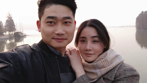 Người chồng chăm vợ mắc COVID-19: Có anh ở đây rồi - Ảnh 2. Người chồng chăm vợ mắc COVID-19: Có anh ở đây rồi - Ảnh 2.