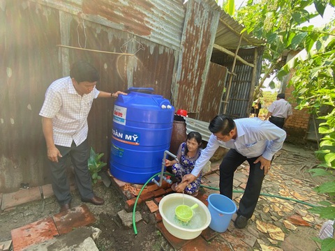 Mừng dữ lắm luôn, thùng nước cỡ này nhà tui hết chầu chực lấy nước - Ảnh 5. Mừng dữ lắm luôn, thùng nước cỡ này nhà tui hết chầu chực lấy nước - Ảnh 5.