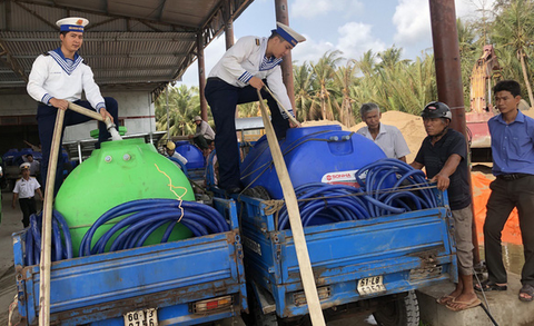 Hải quân tăng cường tàu cung cấp nước ngọt cho các tỉnh miền Tây - Ảnh 1. Hải quân tăng cường tàu cung cấp nước ngọt cho các tỉnh miền Tây - Ảnh 1.