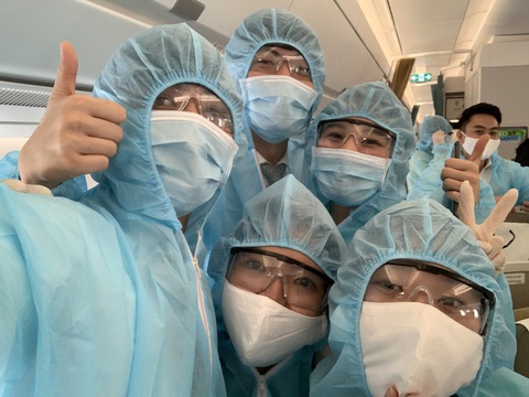 Những chiến binh hàng không trong những chuyến bay về từ tâm dịch châu Âu - Ảnh 5. Những chiến binh hàng không trong những chuyến bay về từ tâm dịch châu Âu - Ảnh 5.
