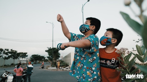 Trẻ em thời COVID-19: đeo khẩu trang chơi thả diều - Ảnh 1. Trẻ em thời COVID-19: đeo khẩu trang chơi thả diều - Ảnh 1.
