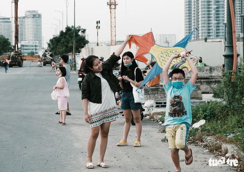 Trẻ em thời COVID-19: đeo khẩu trang chơi thả diều - Ảnh 2. Trẻ em thời COVID-19: đeo khẩu trang chơi thả diều - Ảnh 2.