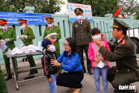 Nghỉ học phòng dịch, bạn trẻ làm tường bích họa, khu vui chơi từ lốp xe - Ảnh 7. Nghỉ học phòng dịch, bạn trẻ làm tường bích họa, khu vui chơi từ lốp xe - Ảnh 7.