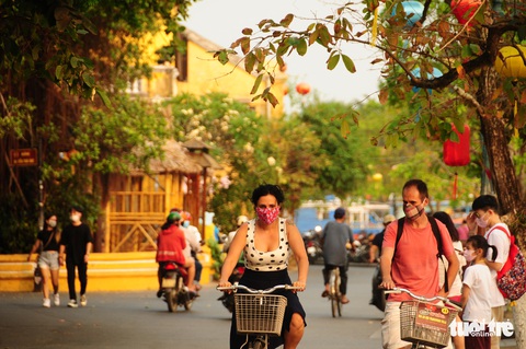 Du khách không đeo khẩu trang, không được vào phố cổ Hội An - Ảnh 1. Du khách không đeo khẩu trang, không được vào phố cổ Hội An - Ảnh 1.