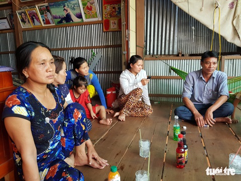 Dân phản đối chính quyền làm cầu cho doanh nghiệp không bồi thường đất - Ảnh 4. Dân phản đối chính quyền làm cầu cho doanh nghiệp không bồi thường đất - Ảnh 4.