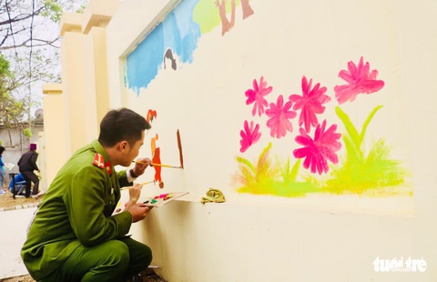 Nghỉ học phòng dịch, bạn trẻ làm tường bích họa, khu vui chơi từ lốp xe - Ảnh 5. Nghỉ học phòng dịch, bạn trẻ làm tường bích họa, khu vui chơi từ lốp xe - Ảnh 5.