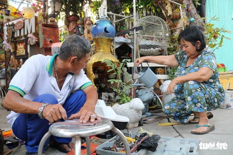 Cụ ông 71 tuổi mê tái chế rác thải - Ảnh 5. Cụ ông 71 tuổi mê tái chế rác thải - Ảnh 5.