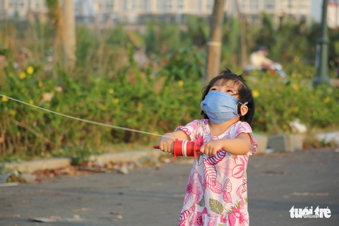 Trẻ em thời COVID-19: đeo khẩu trang chơi thả diều - Ảnh 4. Trẻ em thời COVID-19: đeo khẩu trang chơi thả diều - Ảnh 4.