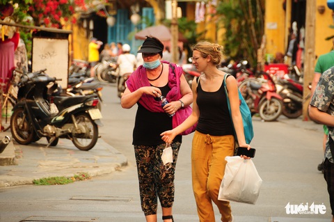 Du khách không đeo khẩu trang, không được vào phố cổ Hội An - Ảnh 7. Du khách không đeo khẩu trang, không được vào phố cổ Hội An - Ảnh 7.