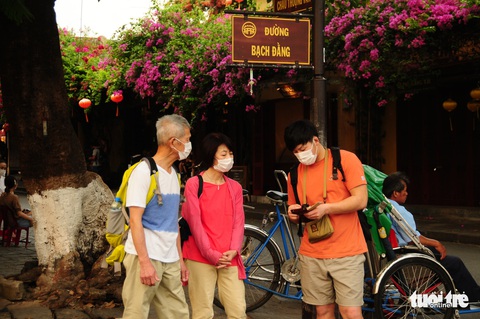 Du khách không đeo khẩu trang, không được vào phố cổ Hội An - Ảnh 8. Du khách không đeo khẩu trang, không được vào phố cổ Hội An - Ảnh 8.