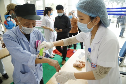 Hai bệnh nhân COVID-19 diễn biến nặng, Bộ Y tế khuyến cáo người cao tuổi - Ảnh 1. Hai bệnh nhân COVID-19 diễn biến nặng, Bộ Y tế khuyến cáo người cao tuổi - Ảnh 1.