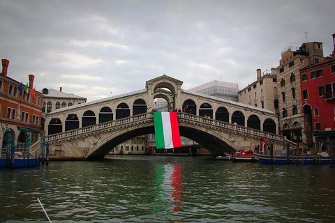 Nước kênh trong vắt, không khí sạch hơn ở Venice sau lệnh phong toả vì COVID-19 - Ảnh 3. Nước kênh trong vắt, không khí sạch hơn ở Venice sau lệnh phong toả vì COVID-19 - Ảnh 3.