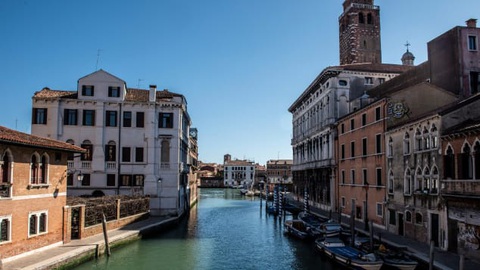Nước kênh trong vắt, không khí sạch hơn ở Venice sau lệnh phong toả vì COVID-19 - Ảnh 6. Nước kênh trong vắt, không khí sạch hơn ở Venice sau lệnh phong toả vì COVID-19 - Ảnh 6.