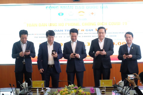 Nhắn tin ủng hộ phòng chống COVID-19 được 133 tỉ đồng - Ảnh 1. Nhắn tin ủng hộ phòng chống COVID-19 được 133 tỉ đồng - Ảnh 1.