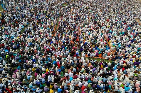 Hàng chục ngàn tín đồ Hồi giáo Bangladesh tụ tập cầu... qua kiếp nạn COVID-19 - Ảnh 1. Hàng chục ngàn tín đồ Hồi giáo Bangladesh tụ tập cầu... qua kiếp nạn COVID-19 - Ảnh 1.