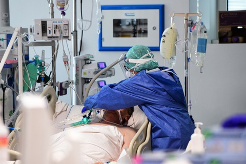 Nước Ý trong dịch COVID-19: Cáo phó dày đặc, chọn bệnh nhân để cứu - Ảnh 5. Nước Ý trong dịch COVID-19: Cáo phó dày đặc, chọn bệnh nhân để cứu - Ảnh 5.
