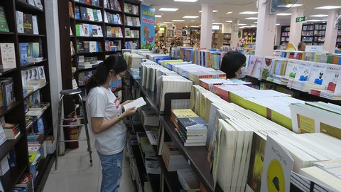 Mùa COVID-19: Tĩnh tâm khép cửa đọc sách - Ảnh 1. Mùa COVID-19: Tĩnh tâm khép cửa đọc sách - Ảnh 1.