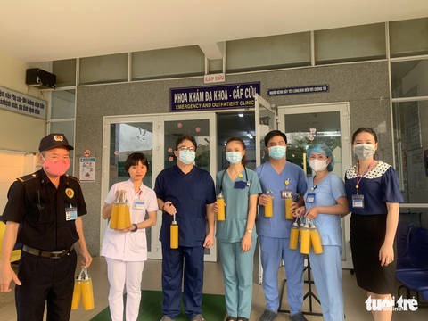 Bác sĩ ở tuyến đầu chống dịch rưng rưng với chai nước cam - Ảnh 1. Bác sĩ ở tuyến đầu chống dịch rưng rưng với chai nước cam - Ảnh 1.