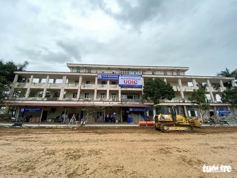 Gấp rút làm mới bệnh viện cũ thành nơi cách ly phòng dịch COVID-19 - Ảnh 2. Gấp rút làm mới bệnh viện cũ thành nơi cách ly phòng dịch COVID-19 - Ảnh 2.