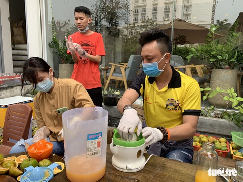 Bác sĩ ở tuyến đầu chống dịch rưng rưng với chai nước cam - Ảnh 2. Bác sĩ ở tuyến đầu chống dịch rưng rưng với chai nước cam - Ảnh 2.
