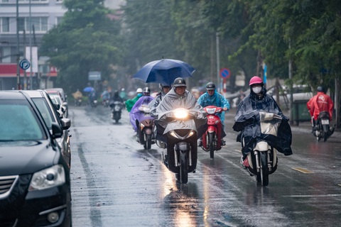 TP.HCM nóng bức, Hà Nội mưa dông kèm thời tiết nguy hiểm - Ảnh 1. TP.HCM nóng bức, Hà Nội mưa dông kèm thời tiết nguy hiểm - Ảnh 1.