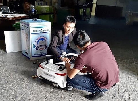 Nhân viên đặc biệt phục vụ người cách ly - Ảnh 2. Nhân viên đặc biệt phục vụ người cách ly - Ảnh 2.