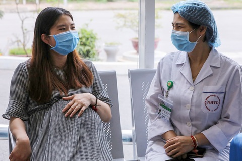 30 công dân về từ Vũ Hán hết hạn cách ly: Vũ Hán hãy cố lên nhé! - Ảnh 1. 30 công dân về từ Vũ Hán hết hạn cách ly: Vũ Hán hãy cố lên nhé! - Ảnh 1.