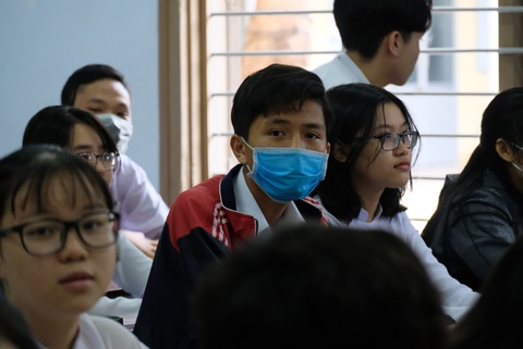 Sinh viên nhận khẩu trang, dung dịch sát khuẩn ngày đầu đi học lại - Ảnh 13. Sinh viên nhận khẩu trang, dung dịch sát khuẩn ngày đầu đi học lại - Ảnh 13.
