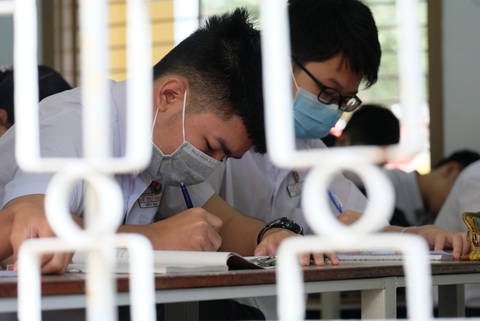 Sinh viên nhận khẩu trang, dung dịch sát khuẩn ngày đầu đi học lại - Ảnh 18. Sinh viên nhận khẩu trang, dung dịch sát khuẩn ngày đầu đi học lại - Ảnh 18.
