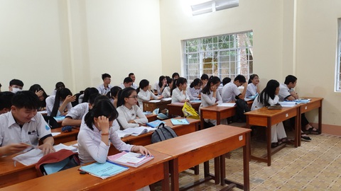 Khi thầy giáo, cô giáo mang họa vì cái khẩu trang… - Ảnh 1. Khi thầy giáo, cô giáo mang họa vì cái khẩu trang… - Ảnh 1.