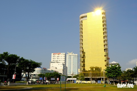 Cận cảnh hai tòa nhà dát vàng gây nhức mắt tại Đà Nẵng - Ảnh 1. Cận cảnh hai tòa nhà dát vàng gây nhức mắt tại Đà Nẵng - Ảnh 1.