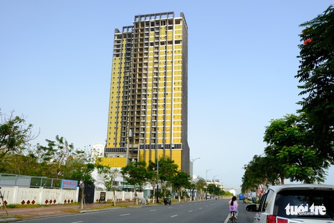 Cận cảnh hai tòa nhà dát vàng gây nhức mắt tại Đà Nẵng - Ảnh 2. Cận cảnh hai tòa nhà dát vàng gây nhức mắt tại Đà Nẵng - Ảnh 2.