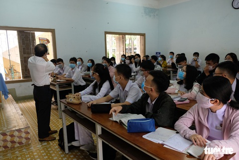 Sinh viên nhận khẩu trang, dung dịch sát khuẩn ngày đầu đi học lại - Ảnh 14. Sinh viên nhận khẩu trang, dung dịch sát khuẩn ngày đầu đi học lại - Ảnh 14.