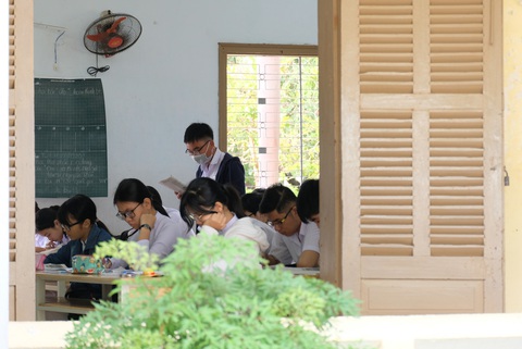 Sinh viên nhận khẩu trang, dung dịch sát khuẩn ngày đầu đi học lại - Ảnh 17. Sinh viên nhận khẩu trang, dung dịch sát khuẩn ngày đầu đi học lại - Ảnh 17.