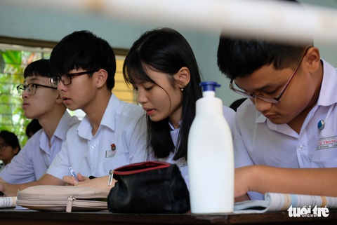 Sinh viên nhận khẩu trang, dung dịch sát khuẩn ngày đầu đi học lại - Ảnh 19. Sinh viên nhận khẩu trang, dung dịch sát khuẩn ngày đầu đi học lại - Ảnh 19.