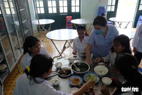 Sinh viên nhận khẩu trang, dung dịch sát khuẩn ngày đầu đi học lại - Ảnh 21. Sinh viên nhận khẩu trang, dung dịch sát khuẩn ngày đầu đi học lại - Ảnh 21.