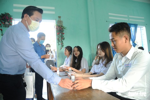 Sinh viên nhận khẩu trang, dung dịch sát khuẩn ngày đầu đi học lại - Ảnh 9. Sinh viên nhận khẩu trang, dung dịch sát khuẩn ngày đầu đi học lại - Ảnh 9.