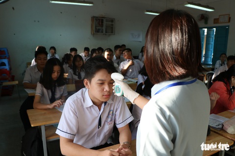 Sinh viên nhận khẩu trang, dung dịch sát khuẩn ngày đầu đi học lại - Ảnh 22. Sinh viên nhận khẩu trang, dung dịch sát khuẩn ngày đầu đi học lại - Ảnh 22.