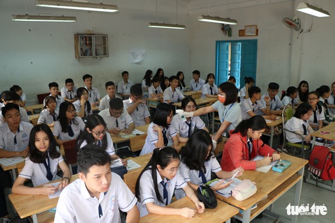 Sinh viên nhận khẩu trang, dung dịch sát khuẩn ngày đầu đi học lại - Ảnh 23. Sinh viên nhận khẩu trang, dung dịch sát khuẩn ngày đầu đi học lại - Ảnh 23.