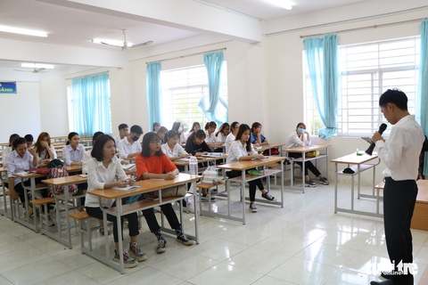 Sinh viên nhận khẩu trang, dung dịch sát khuẩn ngày đầu đi học lại - Ảnh 24. Sinh viên nhận khẩu trang, dung dịch sát khuẩn ngày đầu đi học lại - Ảnh 24.