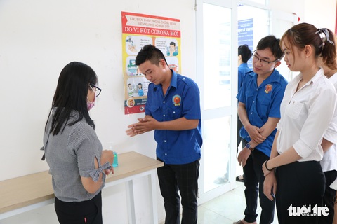 Sinh viên nhận khẩu trang, dung dịch sát khuẩn ngày đầu đi học lại - Ảnh 25. Sinh viên nhận khẩu trang, dung dịch sát khuẩn ngày đầu đi học lại - Ảnh 25.