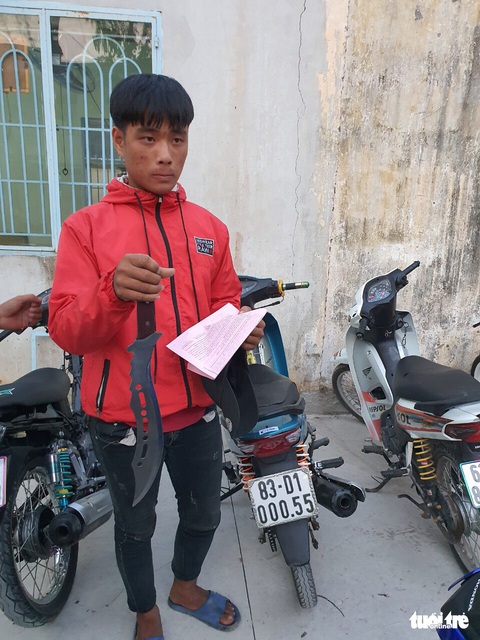 Bắt nhóm quái xế chuẩn bị đua xe có mang theo mã tấu - Ảnh 5. Bắt nhóm quái xế chuẩn bị đua xe có mang theo mã tấu - Ảnh 5.
