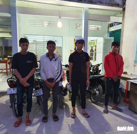 Bắt nhóm quái xế chuẩn bị đua xe có mang theo mã tấu - Ảnh 1. Bắt nhóm quái xế chuẩn bị đua xe có mang theo mã tấu - Ảnh 1.