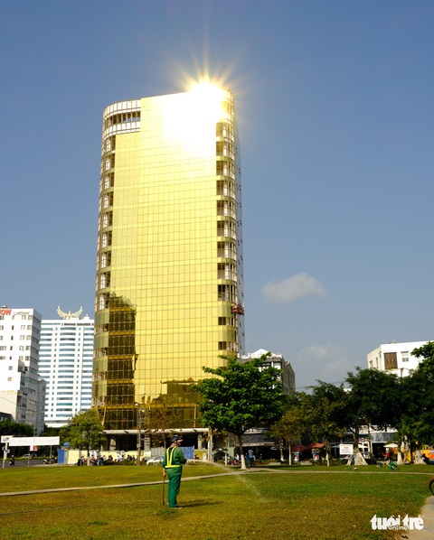 Cận cảnh hai tòa nhà dát vàng gây nhức mắt tại Đà Nẵng - Ảnh 3. Cận cảnh hai tòa nhà dát vàng gây nhức mắt tại Đà Nẵng - Ảnh 3.