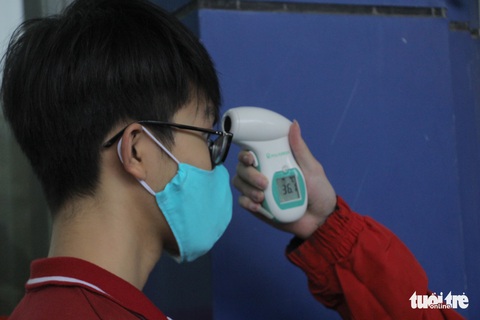 Sinh viên nhận khẩu trang, dung dịch sát khuẩn ngày đầu đi học lại - Ảnh 4. Sinh viên nhận khẩu trang, dung dịch sát khuẩn ngày đầu đi học lại - Ảnh 4.