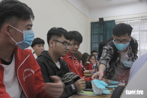 Sinh viên nhận khẩu trang, dung dịch sát khuẩn ngày đầu đi học lại - Ảnh 2. Sinh viên nhận khẩu trang, dung dịch sát khuẩn ngày đầu đi học lại - Ảnh 2.