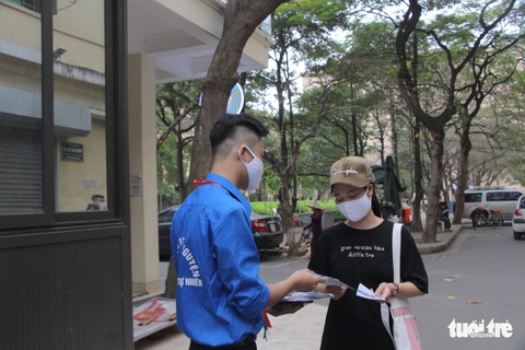 Sinh viên nhận khẩu trang, dung dịch sát khuẩn ngày đầu đi học lại - Ảnh 7. Sinh viên nhận khẩu trang, dung dịch sát khuẩn ngày đầu đi học lại - Ảnh 7.