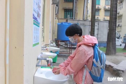 Sinh viên nhận khẩu trang, dung dịch sát khuẩn ngày đầu đi học lại - Ảnh 8. Sinh viên nhận khẩu trang, dung dịch sát khuẩn ngày đầu đi học lại - Ảnh 8.