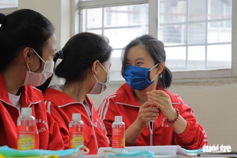 Sinh viên nhận khẩu trang, dung dịch sát khuẩn ngày đầu đi học lại - Ảnh 1. Sinh viên nhận khẩu trang, dung dịch sát khuẩn ngày đầu đi học lại - Ảnh 1.